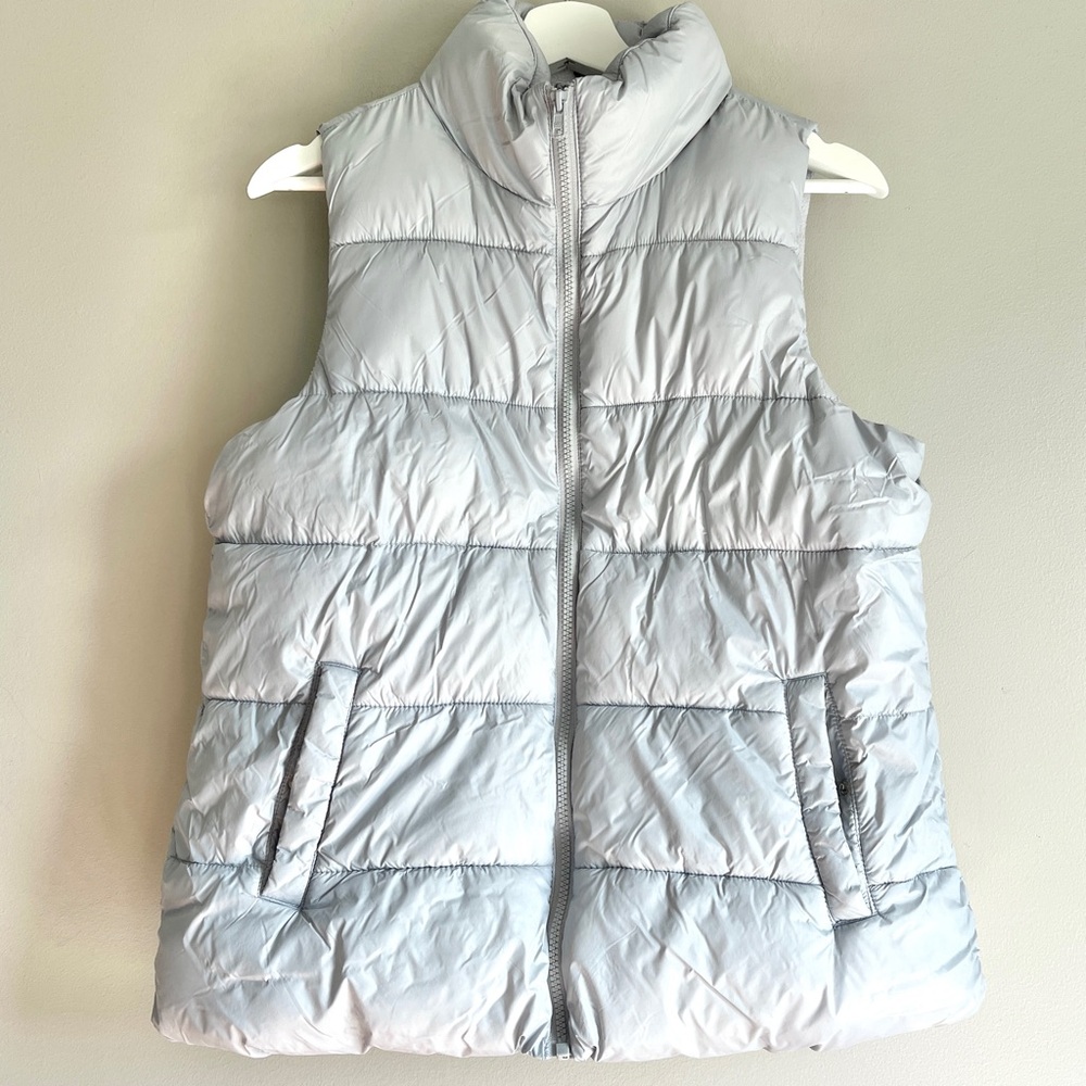 Puffer vest womens medium fleece lined gray zip out snap pockets Old Navy nylon